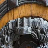 Foto 4. Qui il portone in rovere scolpito da Duilio Cambellotti unisce al tema dell�acqua (fontane, bacini, ponti) riferimenti al medioevo locale, come piccole riproduzioni di Castel del Monte che sovrastano i due battenti (foto di Gennaro Gargiulo)